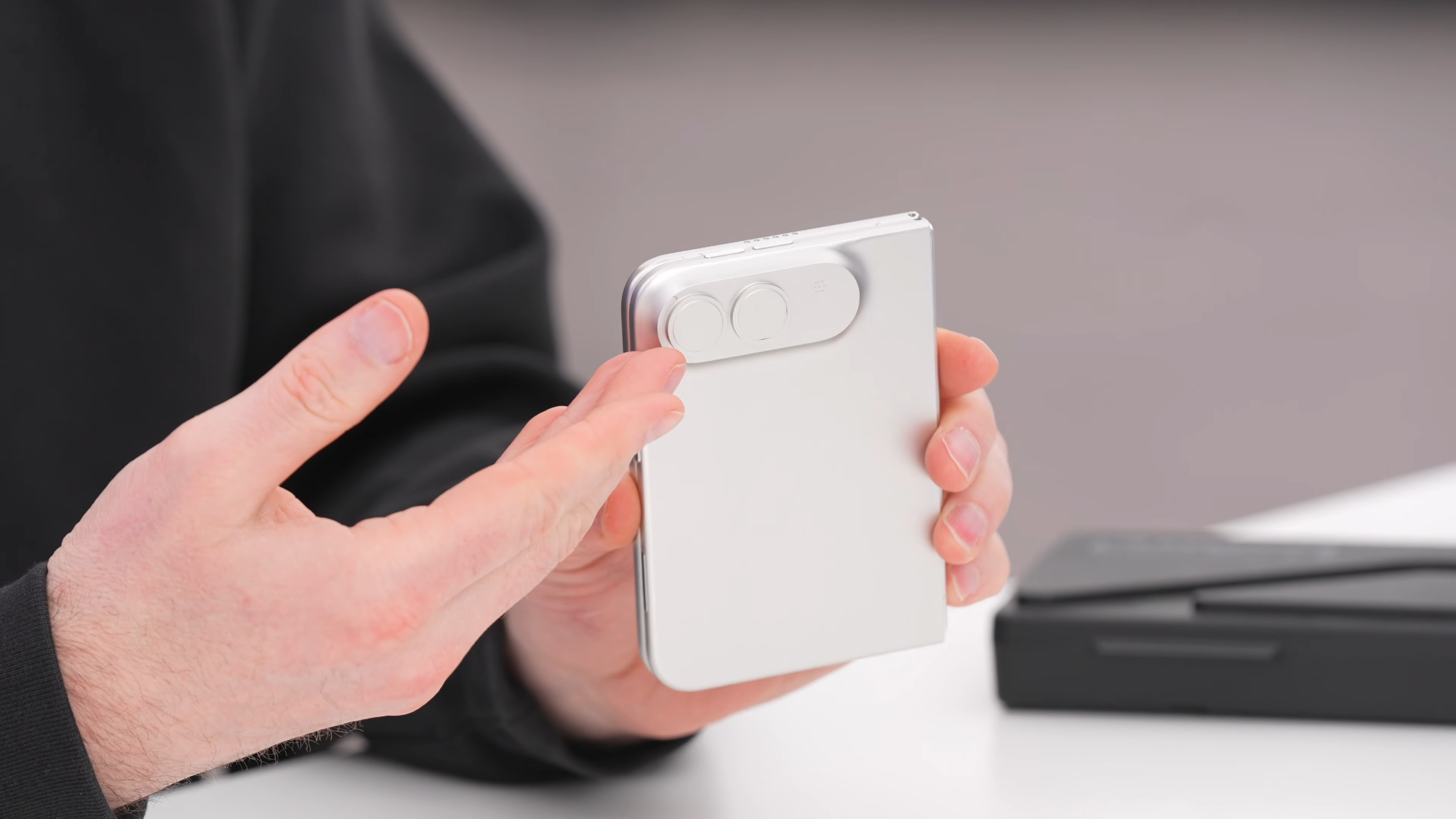iPhone Ultra pieghevole: nuovi render svelano design, tasti e un'assenza clamorosa