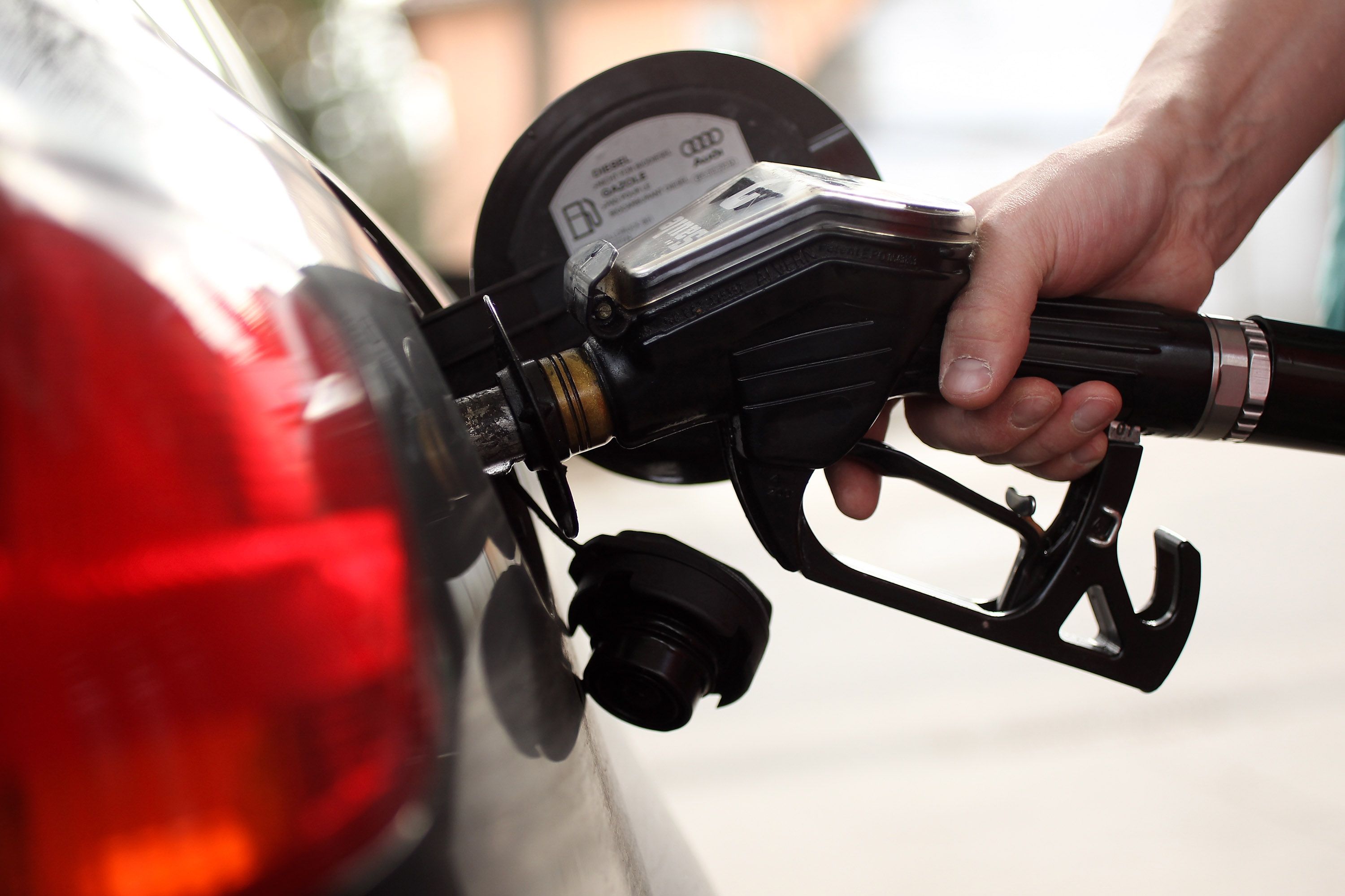Accise sul carburante, i prezzi alla pompa verranno bloccati ancora? Come il governo si prepara a una nuova proroga