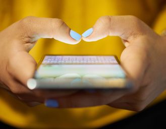 iPhone con iOS 16 nel mirino: WhatsApp invia messaggi al posto vostro. Di nascosto