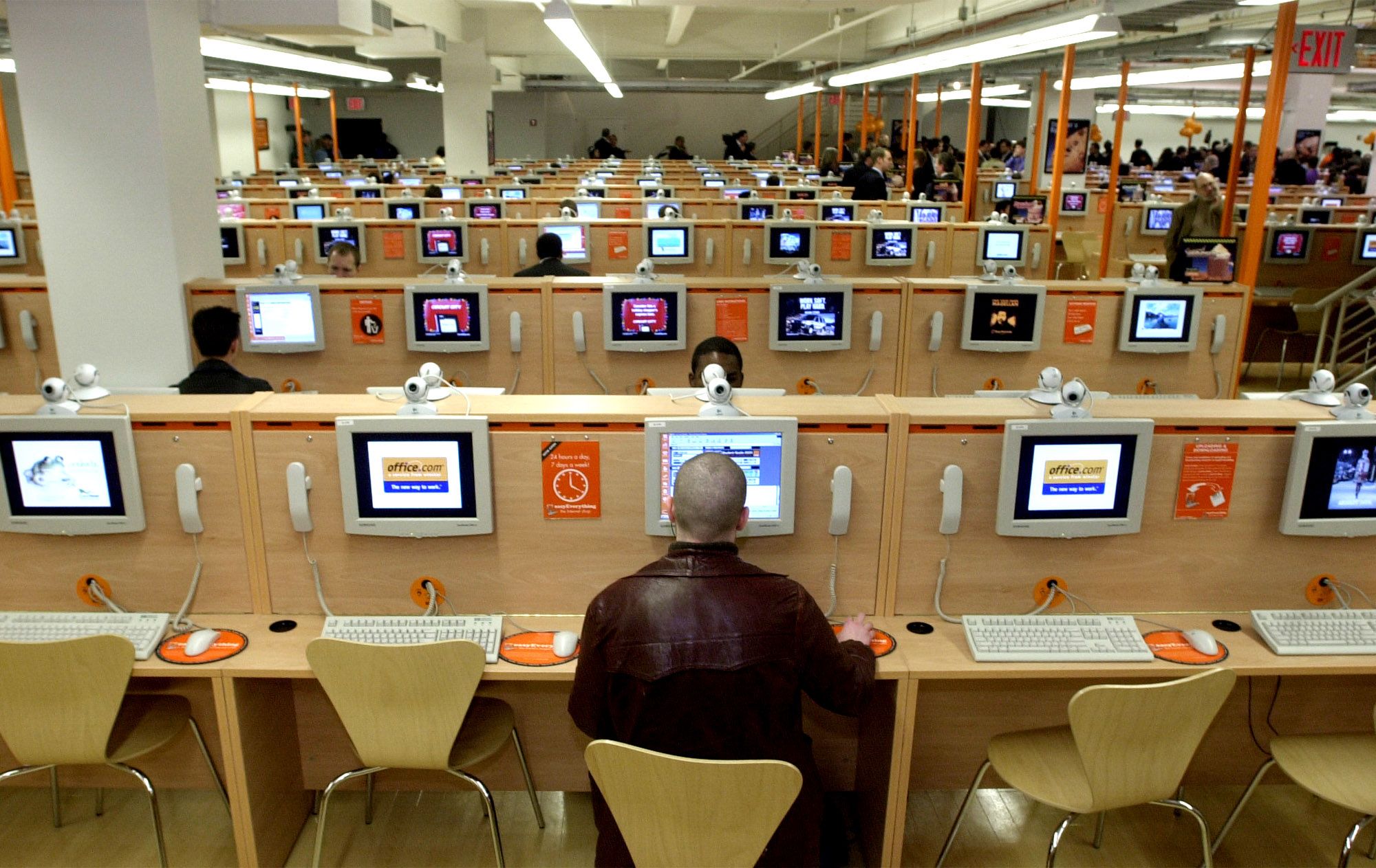 Dalla pubblicità online all’AI, così il web ha trasformato le persone in target (e ora rischia di implodere)